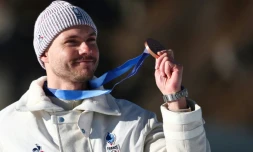 Le biathlète français Emilien Jacquelin, médaillé de bronze en poursuite aux JO de Milan Cortina, le 15 février 2026 à Anterselva