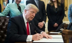 Le président américain Donald Trump signe des décrets dans le bureau ovale de la Maison Blanche, le 30 janvier 2017 à Washington