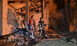 Des secouristes ukrainiens sur le site d'une frappe de drone sur une infrastructure énergétique à Kharkiv, le 7 octobre 2025