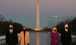 Le président américain élu Joe Biden (d) et son épouse Jill Biden aux cÎtés de la vice-présidente élue Kamala Harris (2e g) et son mari Douglas Emhoff lors d'une cérémonie en hommage aux victimes du Covid-19 à Washington, le 19 janvier 2021