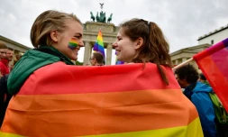 Deux femmes enveloppées dans un drapeau arc-en-ciel le 30 juin 2017 à Berlin