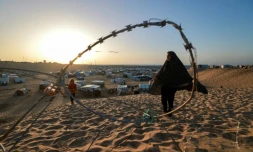 Des enfants dans un camp de déplacés à Rafah, dans le sud de la bande de Gaza, à la veille du mois sacré de ramadan, le 10 mars 2024