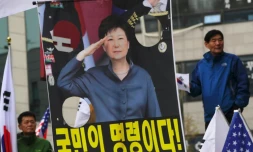 Une photo de l'ex-présidente sud-coréenne Park Geun-hye lors d'un rassemblement pour demander sa libération, devant le tribunal de Séoul, le 6 avril 2018