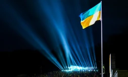 Une illumination symbolique a lieu au-dessus des sépultures de soldats ukrainiens morts dans la guerre qui oppose Kiev à Moscou, le 23 février 2024 à Lviv en Ukraine