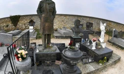 La tombe de Claude François au cimetière de Dannemois (le 27 février 2018) en Essonne, passage obligé des fans à l'occasion du 40è anniversaire de la mort du chanteur.