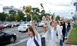 Des femmes protestent le 13 août 2020 à Minsk contre la répression violente des manifestations
