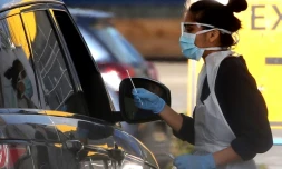 Un membre du personnel soignant teste un membre du NHS ( service de santé publique) au nouveau coronavirus à Londres, le 4 avril 2020 