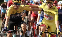 Les Slovènes Primoz Roglic (g) et Tadej Pogacar, maillot jaune, au départ de la dernière étape du Tour de France, le 20 septembre 2020 entre Mantes-la-Jolie et les Champs Elysées