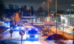 Des véhicules de police garés à l'extérieur de l'ambassade américaine cible d'une explosion, le 8 mars 2026 à Oslo 