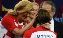 La présidente croate Kolinda Grabar-Kitarovic réconforte Luka Modric après la défaite en finale du Mondial face à la France, le 15 juillet 2018 à Moscou