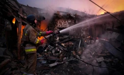 Un secouriste tente d'éteindre un incendie aprÚs une attaque de drone à Mykolaïv (Ukraine) le 17 novembre 2024