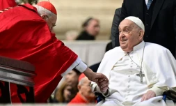 Le pape François salue le cardinal Giovanni Battista Re lors d'une apparition surprise à la fin de la messe du dimanche des Rameaux sur la place Saint-Pierre au Vatican le 13 avril 2025