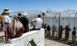 Des proches de migrants ayant traversé illégalement la frontière entre le Maroc et l'enclave espagnole de Ceuta attendent de leurs nouvelles, dans la ville marocaine de Fnideq le 2 août 2026