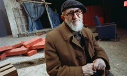 L'Abbé Pierre pose le 13 décembre 1988 dans un théâtre à Paris