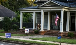 Une pancarte pro-Trump et une autre marquant le centiÚme anninversaire de l'ancien président américain Jimmy Carter devant une maison de Plains (Géorgie, sud-est), le 30 septembre 2024