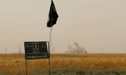 Drapeau et panneau de l'organisation État islamique (EI) le 11 septembre 2015 à Daquq en Irak