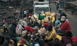 Des déplacés de guerre montent à bord de camions pour quitter les camps de Goma, le 2 février 2025