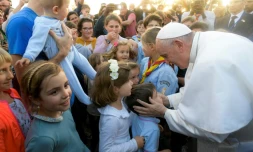 Le pape François rencontre des enfants des écoles catholiques à son arrivée à Rabat, le 30 mars 2019 au Maroc