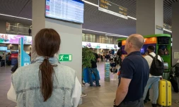 Des passagers regardent un panneau d'affichage des vols à l'aéroport de Kaliningrad, en Russie, le 4 juillet 2026