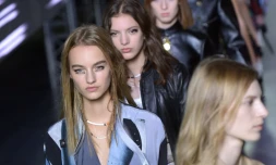Des mannequins défilent pour Louis Vuitton, le 7 octobre 2015 à Paris