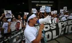 "Il n’y a pas de liberté !", proteste Diego Casanova, 30 ans, au mégaphone devant le Parquet à Caracas, le 28 mai 2026