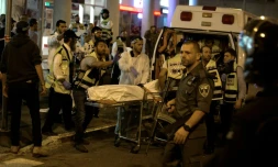 Des ambulanciers transportent le corps d'un Israélien, le 21 octobre 2015 à Jérusalem