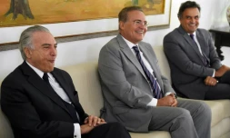 Le vice-président brésilien Michel Temer (G) et le président du Sénat Renan Calheiros (C), le 27 avril 2016 à Brasilia