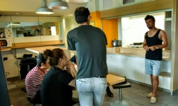 Des migrants irakiens dans le nouveau Centre d'accueil et d'examen des situations (CAES) de Bailleul (Nord), le 8 août 2017