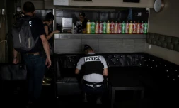 Des douaniers et policiers inspectent un bar à chica lors de "l'Opération Colbert" de lutte contre le trafic de tabac, le 1er juin 2023 à Lyon