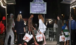 Des mannequins défilent pour la collection de prêt-à-porter Printemps-Eté 2019, le 29 septembre 2018 à Paris