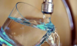 La régie chargée de l'eau à Paris a porté plainte contre X pour pollution de son réseau d'eau potable aux polluants éternels (ou PFAS), afin que les fabricants de ces substances supportent le surcoût de la décontamination