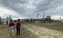 Des festivaliers observent le site du Burning Man, le 2 septembre 2023