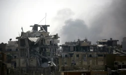 De la fumée au-dessus de la ville de Raqa lors de combats contre l'EI, le 15 août 2017 en Syrie