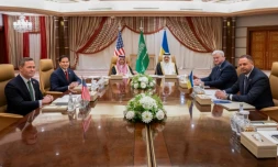 Le secrétaire d'État américain Marco Rubio (2e à gauche), le conseiller à la sécurité nationale américain Mike Waltz (à gauche), le ministre ukrainien des Affaires étrangères Andriy Sybiga (3e à droite), le chef du bureau présidentiel ukrainien Andriy Yermak (2e à droite) et le ministre ukrainien de la Défense Rustem Umerovto (à droite) en réunion à Djeddah en présence du ministre saoudien des Affaires étrangères Faisal bin Farhan et du conseiller à la sécurité nationale Mosaad bin Mohammad al-Aiban, le 11 mars 2025