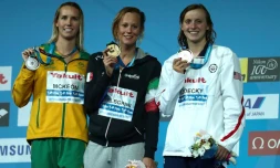 Le podium du 200 m nage libre: Federica Pellegrini (or) devant Katie Ledecky (argent) et Emma McKeon, le 26 juillet 2017 àBudapest