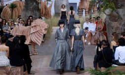 Défilé Dior haute couture à l'occasion des 70 ans de la griffe à Paris, le 3 juillet 2017