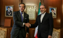 Le chef de l'Agence internationale de l'énergie atomique (AIEA) Rafael Grossi (g) et le ministre iranien des Affaires étrangÚres Abbas Araghchi, le 14 novembre 2024 à Téhéran
