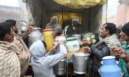 Des villageois collectent du lait destiné aux agriculteurs qui manifestent depuis prÚs de trois mois aux portes de New Delhi, le 9 février 2021 à Makrauli, dans le nord de l'Inde