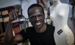 Le couturier Imane Ayissi pose dans son atelier à Paris, le 6 janvier 2020