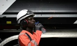 Un ouvrier se désaltÚre prÚs d'une rame de tramway à Bordeaux, le 29 juillet 2024