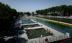 Des miroirs d'eau comme le canal de l'Ourcq à Paris le 25 juillet 2019 permettent de faire baisser la température en cas de canicule