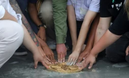 "Plaque du Peuple" cimentée par des militants pro-démocratie à Sanam Luang, une place royale proche du Grand Palais dans le centre de Bangkok, devant plusieurs milliers d'opposants encore présents, le 20 septembre 2020