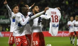 Le milieu de Lyon Nabil Fekir provoque les supporters de Saint-Etienne en exhibant son maillot lors du derby à Geoffroy-Guichard, le 5 novembre 2017
