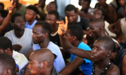Des migrants dans une base navale de Tripoli, après avoir été secourrus par les garde-côtes libyens, le 24 juillet 2017