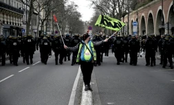 Un manifestant contre la réforme des retraites, le 11 janvier 2020 à Paris