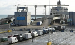 Une longue file de véhicule attend de monter sur un ferry au port de Douvres le 24 décembre 2020