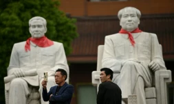 Une statue de Mao Tsé-toung (d) à Huaxi, dans l'est de la Chine, le 20 mai 2021