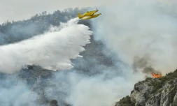 Un avion bombardier d'eau lutte contre un incendie près d'Artesa de Segre, en Catalogne, le 16 juin 2022