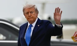 Le président américain Donald Trump salue des personnes à son arrivée à la base d'Andrews aux Etats-Unis, le 25 avril 2026