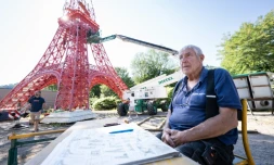 L'entrepreneur alssacien Jean-Claude Fassler devant la réplique à l'échelle 1/10e de la tour Eiffel, le 26 août 2025 à Sainte-Croix-aux-Mines, dans le Haut-Rhin